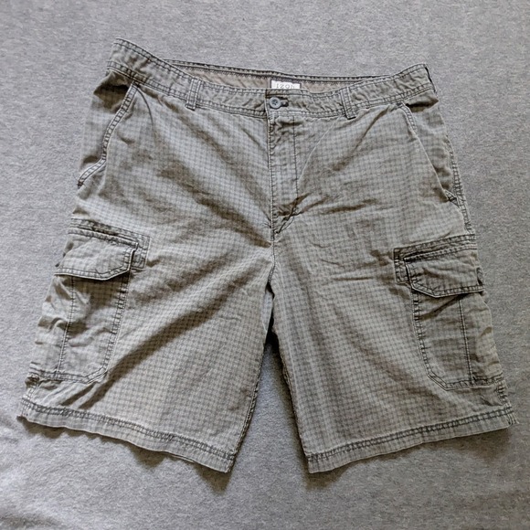 Izod‎ Cargo Shorts Size 38 Gray Check 11" Inseam - Picture 1 of 8